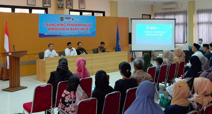 Wakil Wali Kota Depok, Imam Budi Hartono saat berdiskusi bisnis di Klinik Bisnis yang disediakan di Kantor Kecamatan Cinere, Jumat (16/09/2022). Foto: Dok Diskominfo Depok.