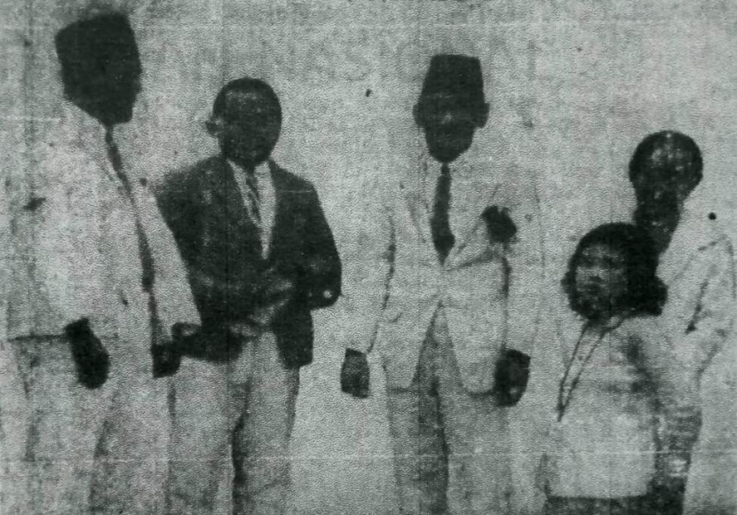 Sukarno bersama Parada Harahap dan Harun Harahap serta Nyonya Sukarno, dan anaknya (Reproduksi Bintang Timoer/Perpusnas RI)