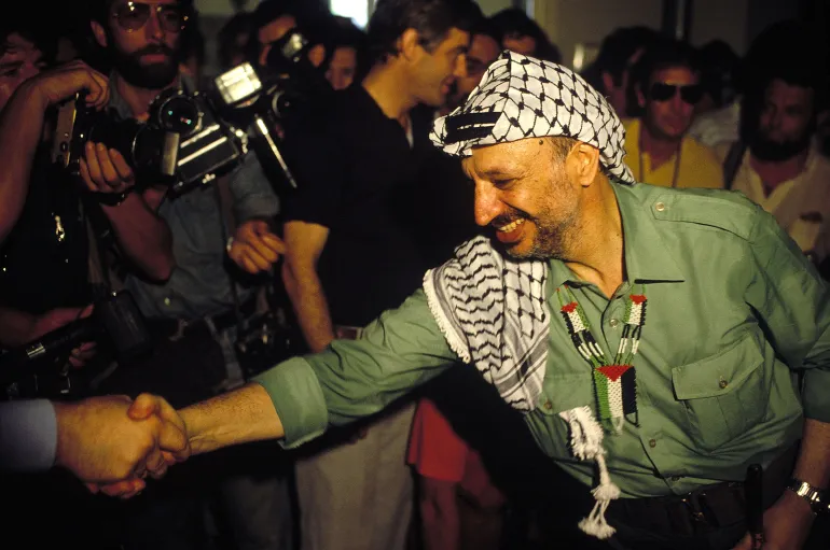 Yasser Arafat difoto di Beirut, Lebanon pada 30 Agustus 1982.