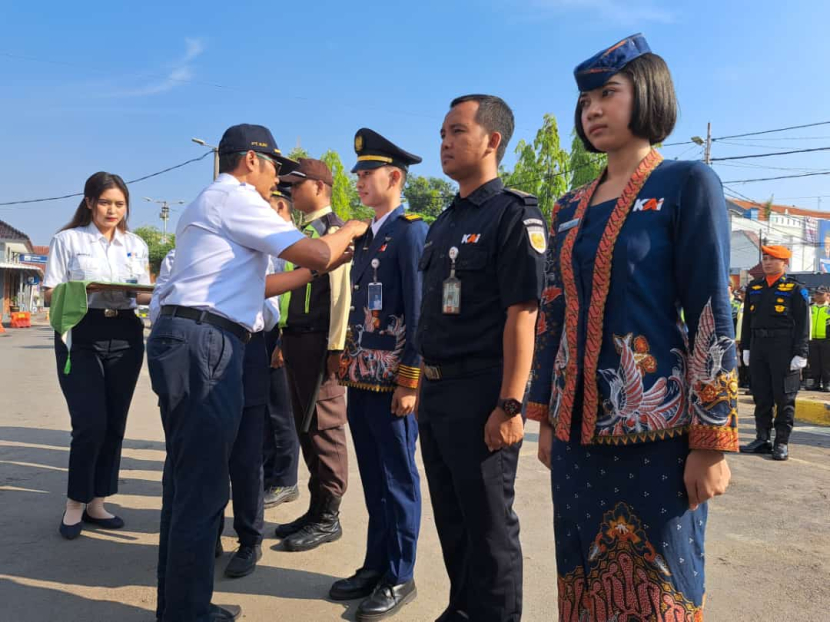 Apel Gelar Pasukan Pengamanan Angkutan Nataru 2023/2024, di halaman Parkir Stasiun Cirebon, Kamis (21/12/2023). (Dok Humas Daop 3 Cirebon)