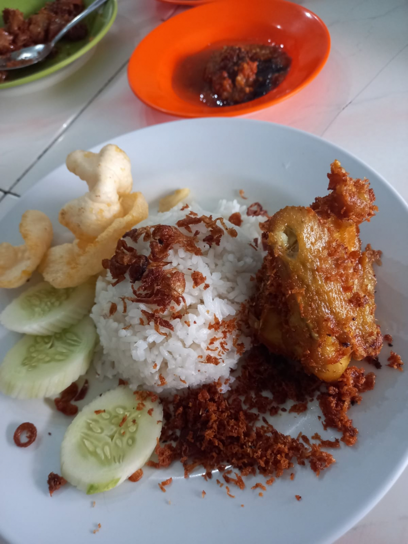 Nasi uduk ayam goreng, salah satu menu favorit di Rumah Makan Ubung Bekasi.