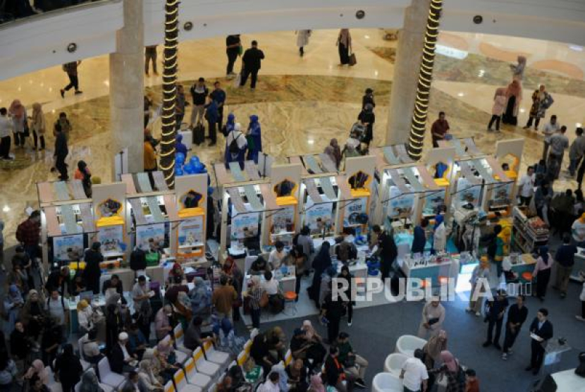 Agen travel menawarkan jasa layanan Haji khusus dan Umroh kepada pengunjung. (Dok. Republika)