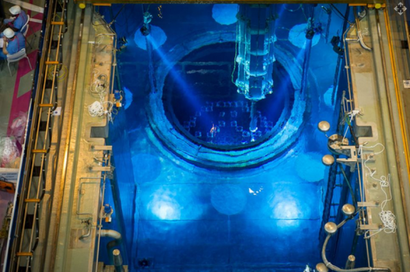 Inti reaktor fisi nuklir, berisi uranium yang mudah terbakar di dasar kolam di pembangkit listrik tenaga nuklir Civaux, Prancis tengah. Gambar: Guillaume Souvant/Getty Images