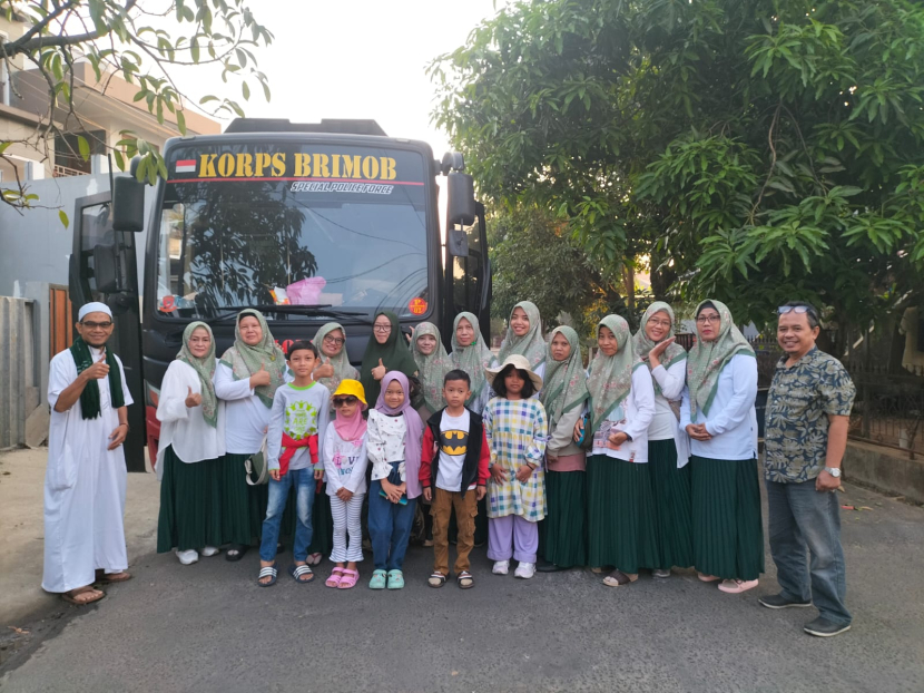 Jamaah Majelis Taklim Rumah Berkah berfoto bersama sebelum berangkat menuju Situs Batu Quran, Pandeglang dan Pantai Anyer, Banten. 