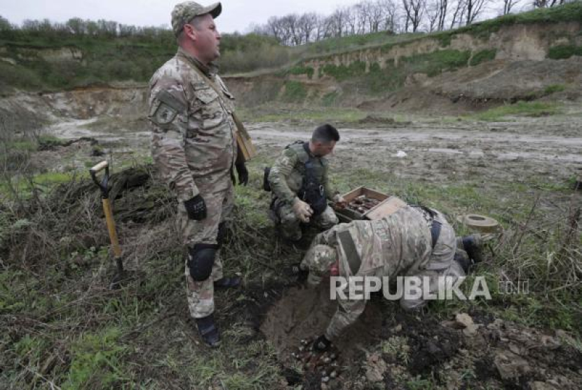 Tim pencari ranjau pasukan Ukraina. (Dok Republika.co.id)