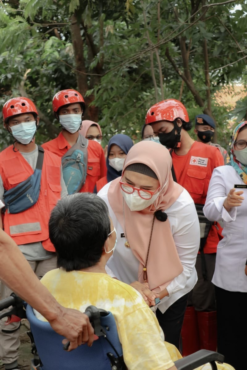 Bupati Indramayu Nina Agustina memberikan bantuan kepada warga terdampak bencana angin ribut di Kecamatan Gantar, (Diskominfo Indramayu)
