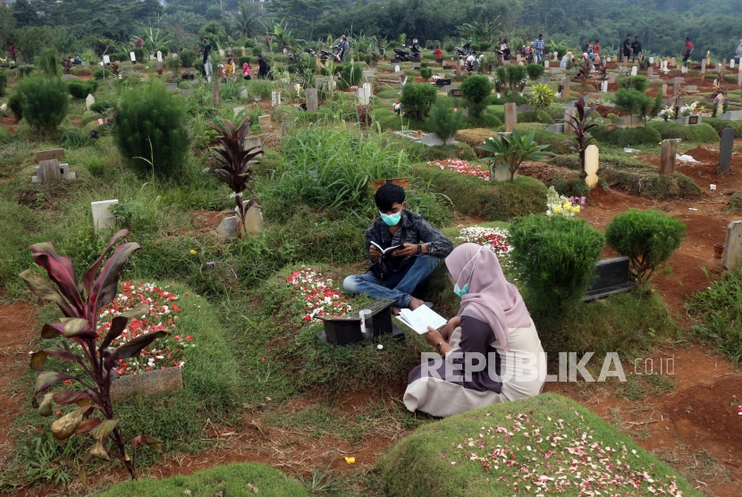 Ziarah kubur menjelang Ramadhan menjadi tradisi umat Islam di Indonesia.