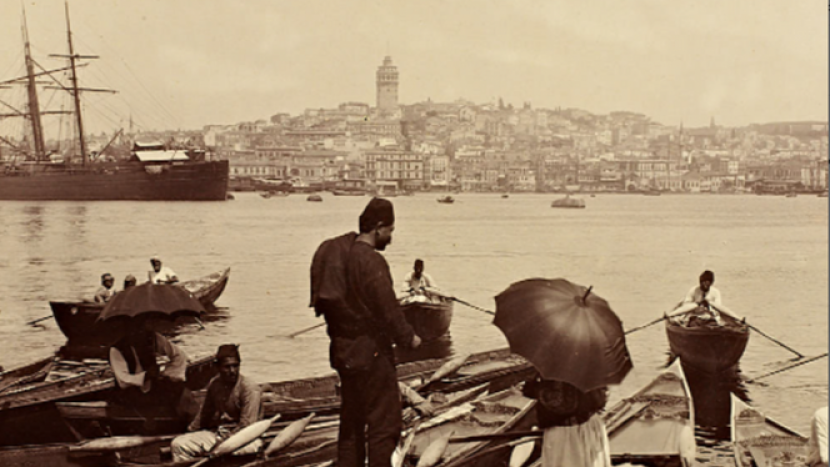 Para tukang perahu di dekat Tanduk Emas Istanbul pada awal tahun 1900. Mereka menjaga meriam yang ada di perahunya untuk di tembakan ke udara ketika waktu Maghrib tiba di bulan Ramadhan.