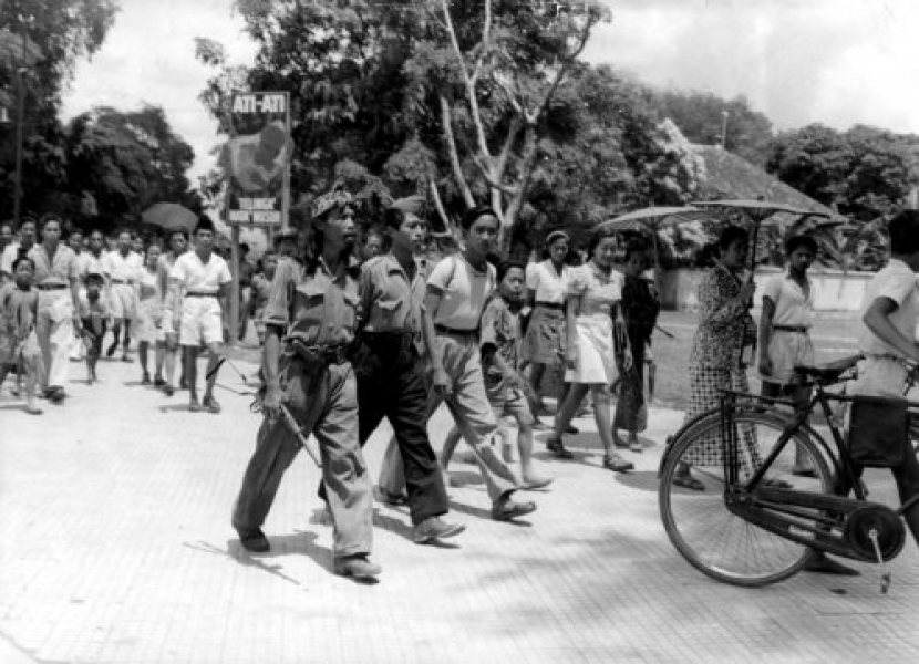 Seorang tentara Indonesia dengan menggemgam senjata semi-otomatis tiba di Yogyakarta dari Semarang, pada akhir Desember 1947. (Foto:gahetna.nl)
