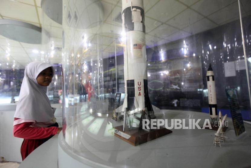 Planetarium. Anak-anak mengunjungi Planetarium Jakarta sebagai tempat wisata edukasi. Foto: Republika