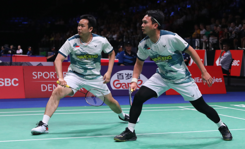 Pasangan ganda putra senior Indonesia, Hendra Setiawan/Mohammad Ahsan melangkah ke perempat final Kejuaraan Dunia BWF 2023. Ini bukti Hendra/Ahsan masih mampu bersaing dengan pasangan-pasangan muda dunia.