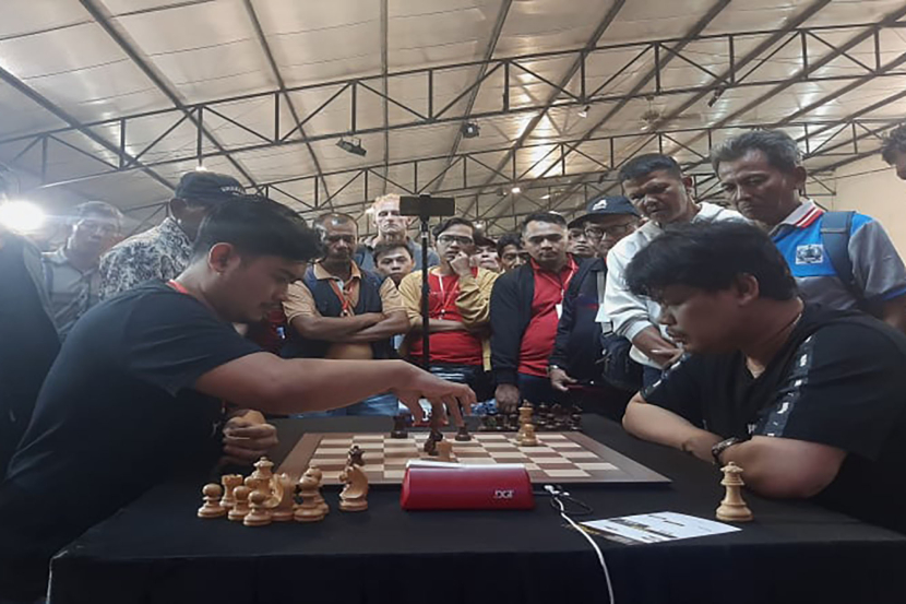 Grand Master Susanto Megaranto (kanan) kut berlaga pada Superchallenge Super Chess National Tournament Series II berfoto di podium di Bandung, Sabtu (6/7/2024)