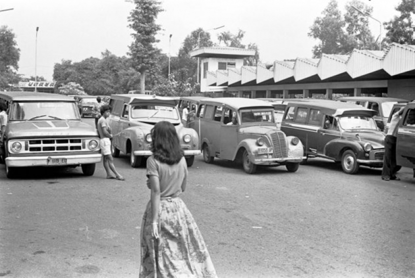 Lalu lintas di Jakarta tahun 1950-an. Pada medio 1950-an, muda-mudi saat itu saling lirik di Gedung Museum Nasional atau Museum Gajah. Saking seringnya mempertemukan banyak pasangan, gedung ini disebut sebagai 