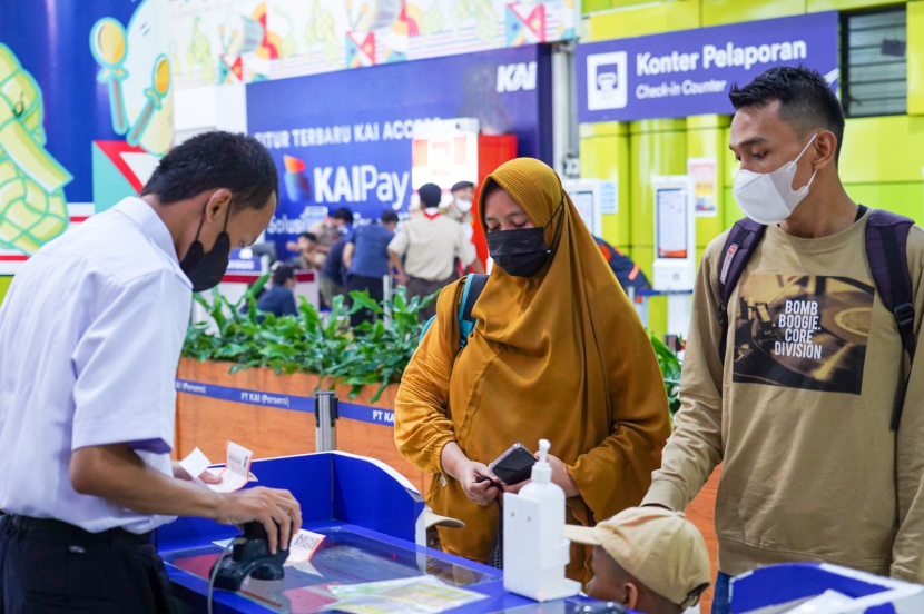 Ilustrasi. Pemeriksaan boarding pass pelanggan saat akan memasuki ruang tunggu keberangkatan. (Foto: Dok. humas PT KAI)