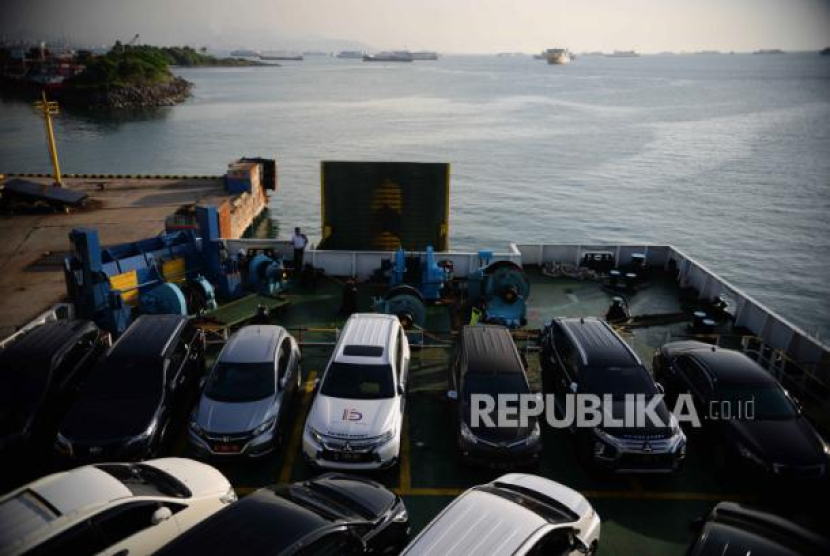 Sejumlah mobil penumpang terparkir di KMP Sebuku di Pelabuhan Merak, Banten, Jumat (17/3/2023). Foto: Republika/Putra M. Akbar