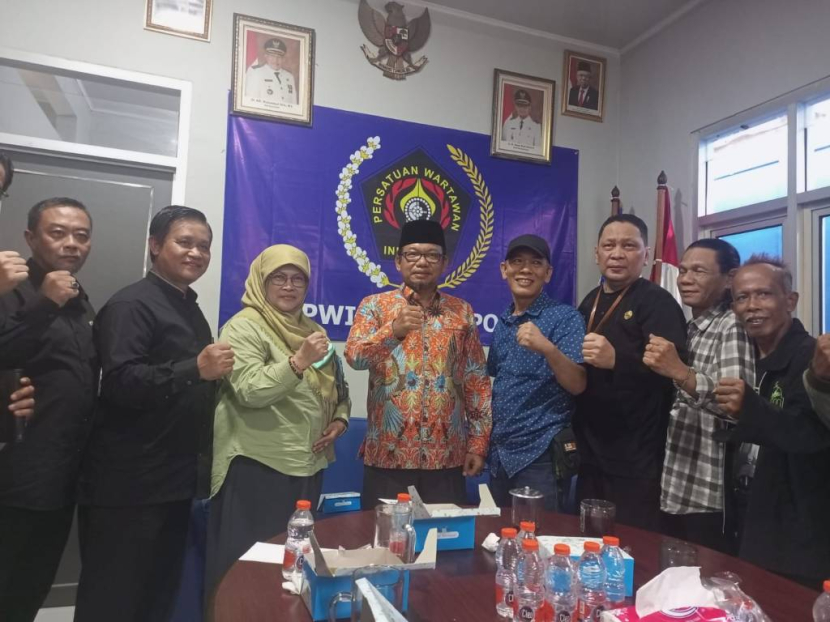 Ketua DPRD Kota Depok HTM Yusufsyah Putra (tengah) didampingi Sekretaris Dewan Kania Parwanti, berfoto bersama dengan Pengurus PWI, Kamis (26/10). (Dok. PWI Kota Depok)