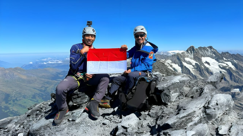 Merah Putih berhasil berkibar di atas puncak Gunung Eiger 3.967 Mdpl oleh Para Pendaki