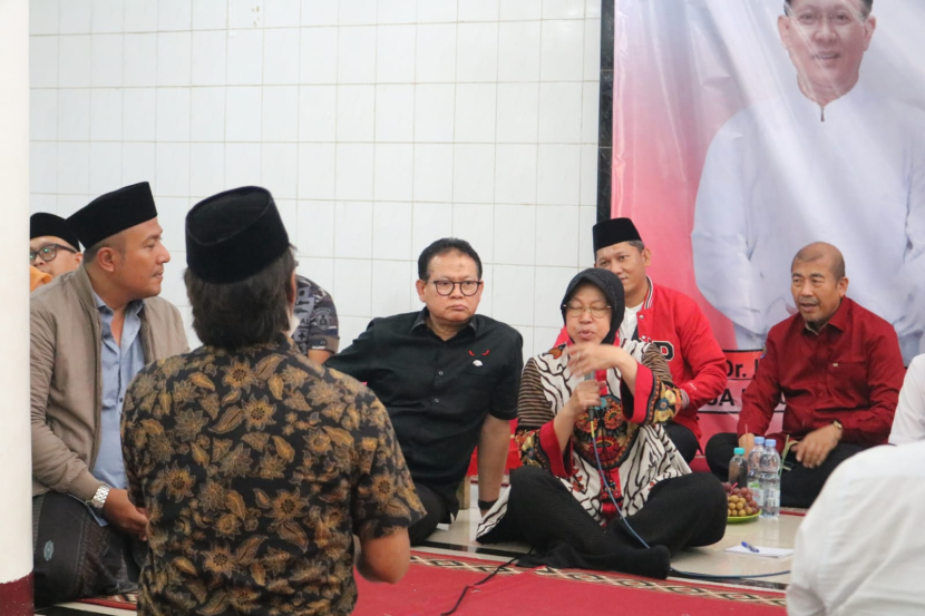 Menteri Sosial RI Dr Tri Rismaharini hadir dan memberikan kata sambutan di acara baksos yang diadakan oleh Gerakan Nelayan Tani Indonesia (GANTIdi Masjid Al-Hidayah, Kalibaru, Cilincing, Jakarta Utara, Selasa (1/11/2022).