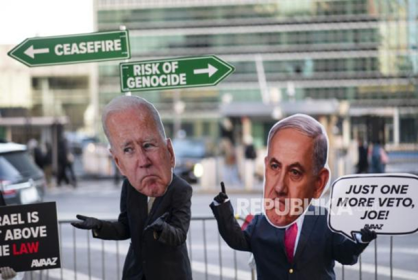 Pengunjuk rasa dari Avaaz menampilkan sosok Presiden AS Joe Biden dan Perdana Menteri Israel Benjamin Netanyahu di depan markas PBB, New York, Selasa (20/2/2024), sebelum DK PBB melakukan voting atas draf resolusi yang mendorong gencatan senjata di Gaza.