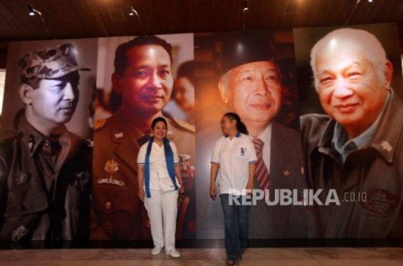 Putri almarhum Presiden kedua Indonesia Soeharto, Siti Hediati Hariyadi (kiri) bersama Siti Hutami Endang Adiningsih (kanan) berfoto bersama di latar foto Soeharto saat meninjau pameran foto pada acara Bulan HM Soeharto di Taman Mini Indonesia Indah (TMII), Jakarta Timur. On This Day: 26 Maret 1968, Soeharto Terima Mandat Jadi Presiden Gantikan Sukarno. Foto: Dok. Republika