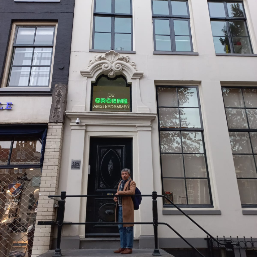 Dr Suryadi di kantor redaksi De Groene, Belanda.