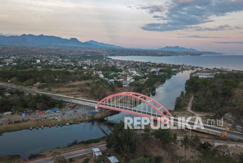 Foto udara kawasan Jembatan Samota (Teluk Saleh, Pulau Moyo, Gunung Tambora) di Sumbawa Besar, Kabupaten Sumbawa, NTB, Jumat (3/9/2021). Foto: Antara/Ahmad Subaidi