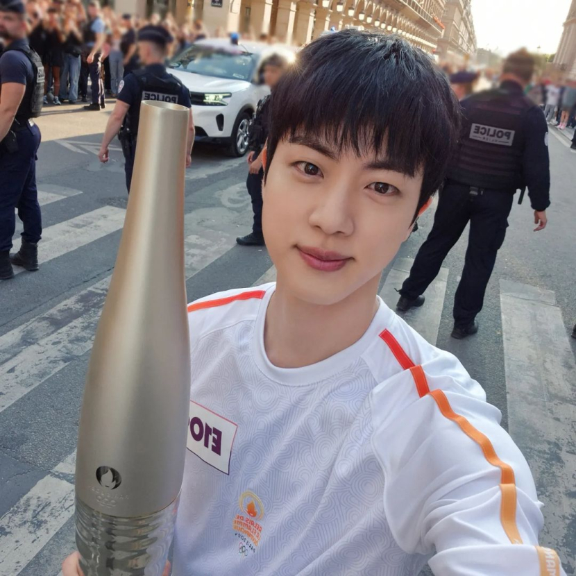 Kim Seok-jin bawa obor Olimpiade 2024. Foto: Instagram Resmi Jin