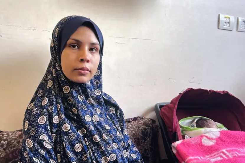 Aya Deeb melahirkan Yara di sebuah klinik di Gaza sekitar dua bulan setelah dia menjadi janda akibat bom Israel, meninggalkannya sendirian untuk merawat putra mereka dan anaknya yang belum lahir [Sanad/Al Jazeera].