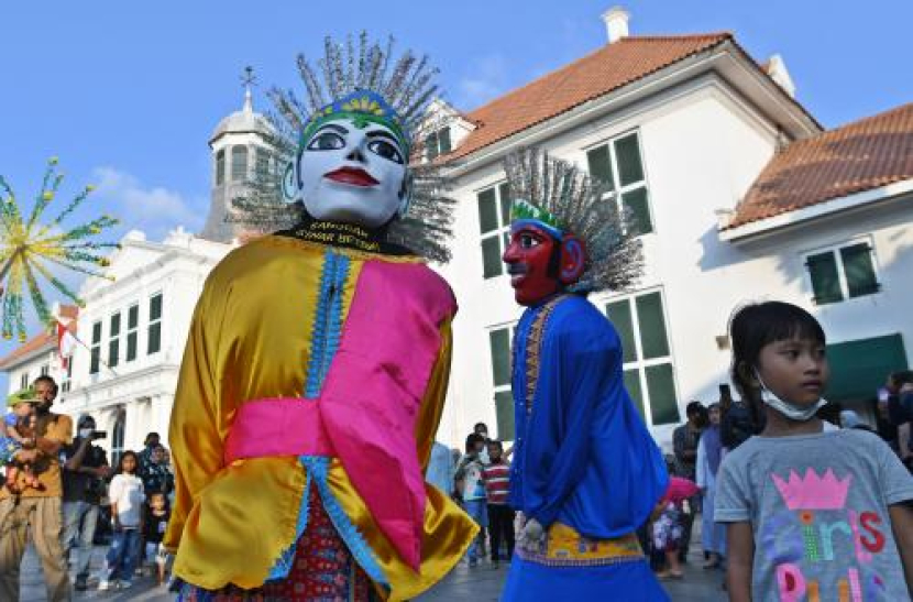 Sejumlah seniman menampilkan kesenian Ondel-ondel dalam memeriahkan hari ulang tahun (HUT) ke-495 Jakarta di kawasan Kota Tua, Jakarta, Ahad (19/6/2022). Foto: ANTARA/Aditya Pradana Putra