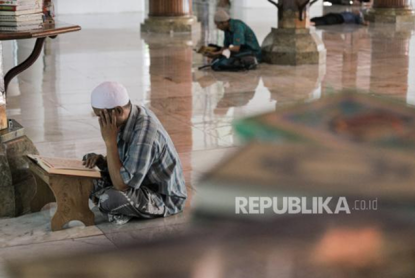 Umat muslim membaca Alquran di Masjid Sunan Ampel, Surabaya, Jawa Timur, Selasa (5/4/2022). Kisah Tukang Sapu Sunan Ampel: Konon Wafat dan Hidup Lagi Hingga Sembilan Kali. Foto: ANTARA/Rizal Hanafi/Zk/hp