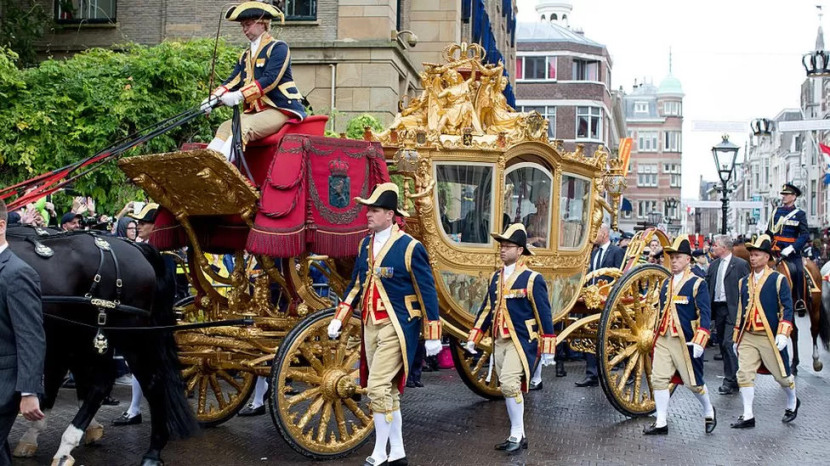 Raja Belanda Wilem-Alexander menaiki kereta kerajaan ke Parlemen Belanda. Kereta ini kontroversial karena di badannya ada gambar mengenai praktik perbudakan Belanda di wilayah jajahannya.