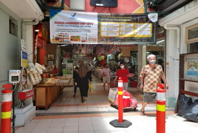 Sejumlah pembeli tengah berbelanja di Pasar Modern BSD, Tangerang Selatan (Tangsel) pada 2022. Foto: Republika/Eva Rianti