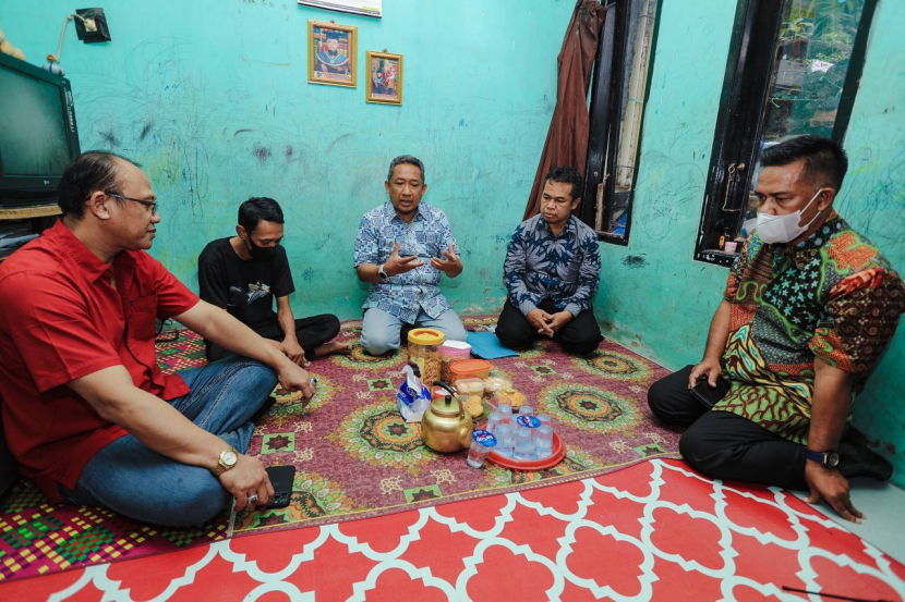 Wali Kota Bandung Yana Mulyana mengunjungi keluarga almarhum Asih yang videonya viral karena suaminya meminta oksigen