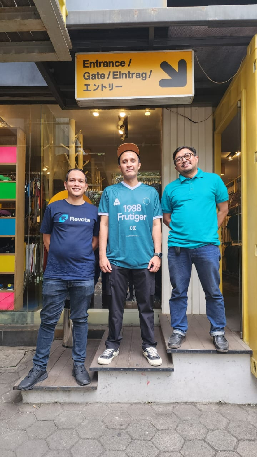 CEO Revota Benny Sudaryanto, pendiri Ouval Research (Sch) Rizky Yanuar, dan CMO Revota Ruby Agustrianto (dari kiri ke kanan). (Foto: Revota)