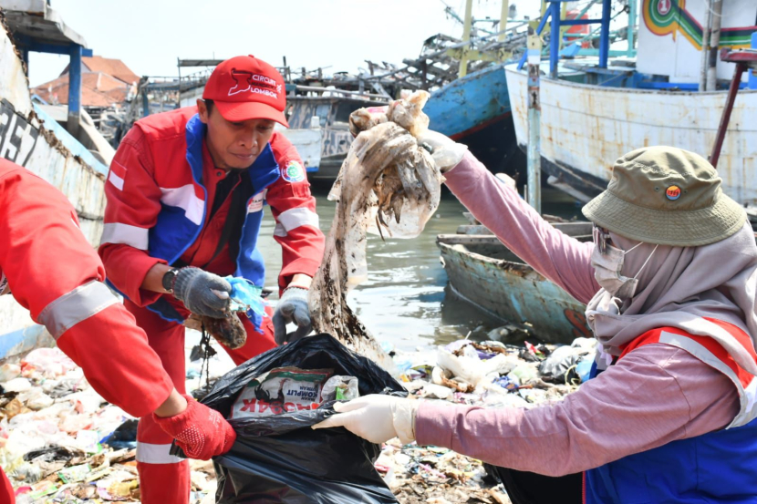 Bersih-bersih sampah di pantai dan laut Eretan, Kabupaten Indramayu.. (Dok. Matapantura.republika.co.id)
