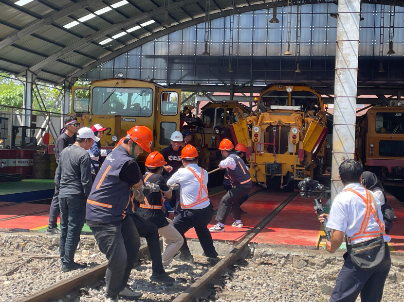 Lomba tarik kereta. (Dok Humas Daop 3 Cirebon)