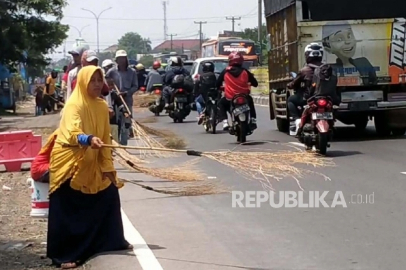 Penyapu uang receh pada masa mudik Lebaran di jalur pantura masih ada hingga kini. Menjelang Lebaran kemarin polisi Indramayu melakukan razia (foto: yogi ardhi/republika).