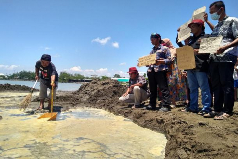 Pedagang dan nelayan mengeluhkan pencemaran solar di pantai Balongan Indah.