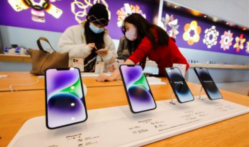Sederet iPhone 14 dipajang di Apple Store salah satu mal di Beijing, Cina, 7 November 2022. Penggantian baterai dalam beberapa kasus memang dibutuhkan untuk mengembalikan kinerja iPhone. EPA-EFE/WU HAO