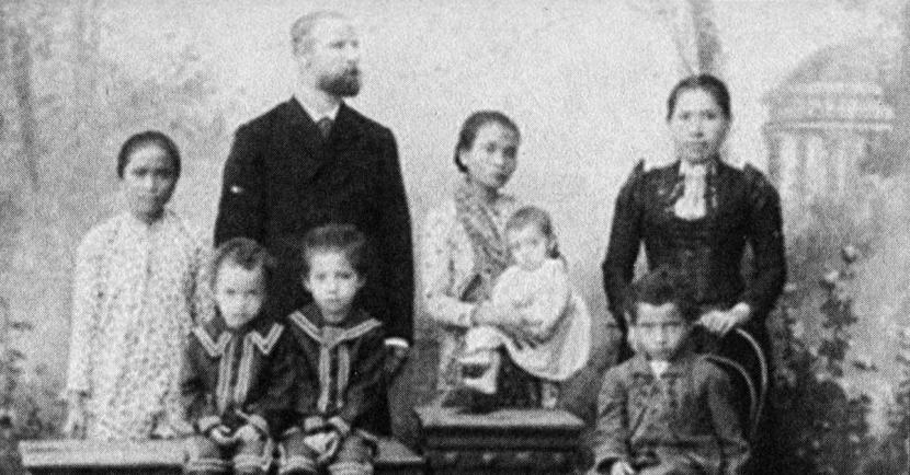 Tuan putih Eropa bersama para gundik pribumi dan anaknya di Batavia, (foto: Reggy Bay)