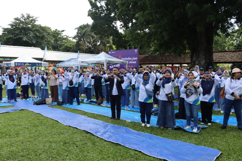 Para pegawai Pusat Kesehatan Jiwa Nasional RSJ dr. H. Marzoeki Mahdi (PKJN RSJMM) tengah melakukan yel-yel dalam peringatan HUT ke-141 PKJN RSJMM Bogor, Sabtu (8/7/2023).