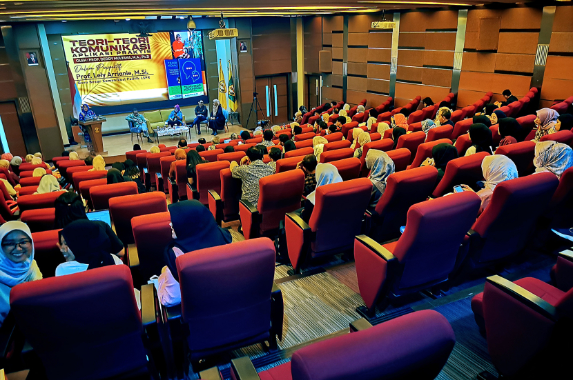 Suasana Diskusi buku Teori-teori Komunikasi Aplikasi Prakstis di Auditorium Fakultas Ilmu Komunikasi Universitas Padjadjaran,Jatinangor, Kabupaten Sumedang, Rabu (14/8/2024). (Foto: Yogi Ardhi/Republika Network)