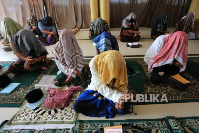 Jamaah suluk menutupi kepalanya dengan selendang dan surban saat mengikuti zikir di dalam masjid Bustanul Arifin komplek Dayah Serambi Mekkah, Meulaboh, Aceh Barat, Aceh, Selasa (28/3/2023). Aktivitas ibadah suluk (menempuh jalan spritual menuju Allah) yang lazim dilaksanakan pada bulan Ramadhan tersebut diikuti puluhan warga dengan berdzikir, shalat sunah serta ibadah lainnya dengan tujuan mendekatkan diri kepada Allah SWT. Foto: Antara/Syifa Yulinnas