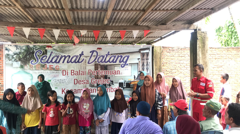 Proses edukasi dengan menyanyikan lagu mitigasi bencana bersama anak-anak, Sumber: PMI Provinsi Jawa Timur