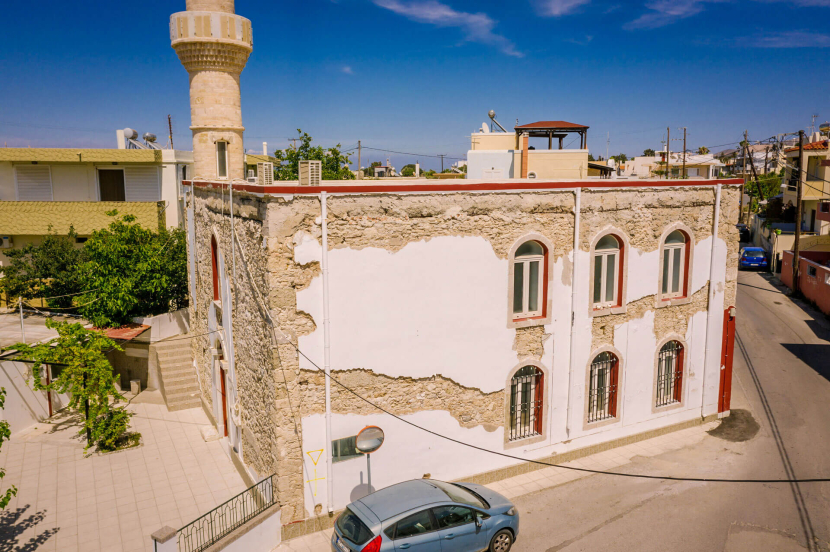 Masjid Gazi Hasan Pasha, atau Masjid Kos, di Pulau Kos, Yunani. Salah satu peninggalan Kekaisaran Ottoman ini terlihat menyedihkan, dan Komunitas Yahudi Turkiye ingin merestorasi. Foto: vakoufko.gr