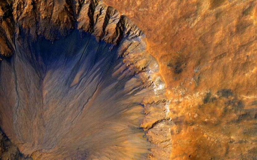 Kawah di wilayah Sirenum Fossae di Mars, menunjukkan bukti limpasan air di masa lalu. Kredit: NASA/JPL/University of Arizona