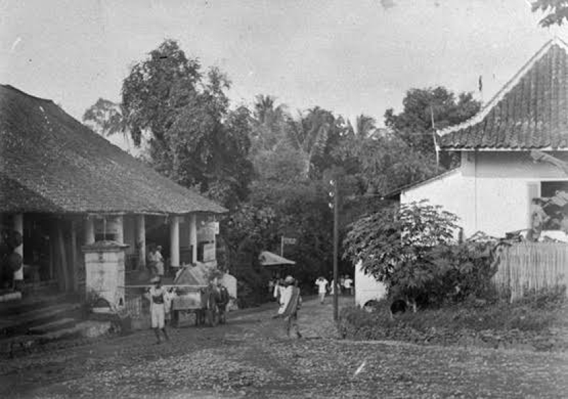 Suasana Kampung Bar, Pekojan, Tambora, di masa lalu. Lihat bangunan yang terpengaruh gaya budaya Moor. Sebelah kiri adalah gambar bangunan Masjid Pekojan dari samping.