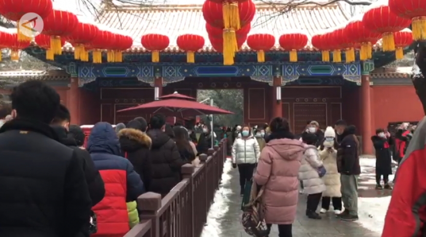 Masyarakat Cina antri untuk masuk ke Gunung Jingshan untuk melihat Istana Terlarang di tengah hujan salju. (sumber: Antara)