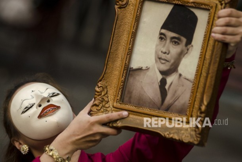 Penari Kontemporer Elma Merdiana menari menggunakan Foto Ir. Sukarno saat aksi peringatan hari lahir Sukarno di Bandung, Jawa Barat, Kamis (6/6/2019). Foto: Antara/Novrian Arbi