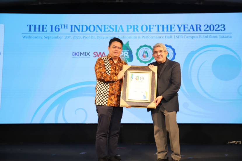 EVP of Corporate Secretary KAI Raden Agus Dwinanto Budiadji (kiri) mewakili KAI menerima penghargaan pada ajang Indonesia PR of The Year 2023 dari Pemimpin Redaksi Majalah SWA  Kemal E Gani. (Foto: Dok Humas PT KAI)